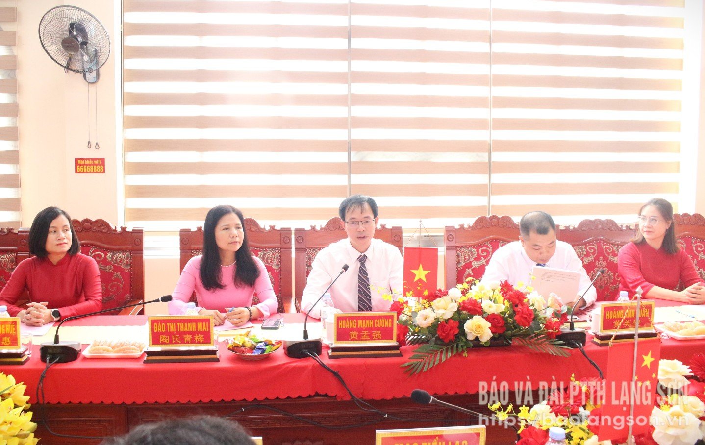 Lãnh đạo xã Đồng Đăng (chính giữa) phát biểu trong chương trình