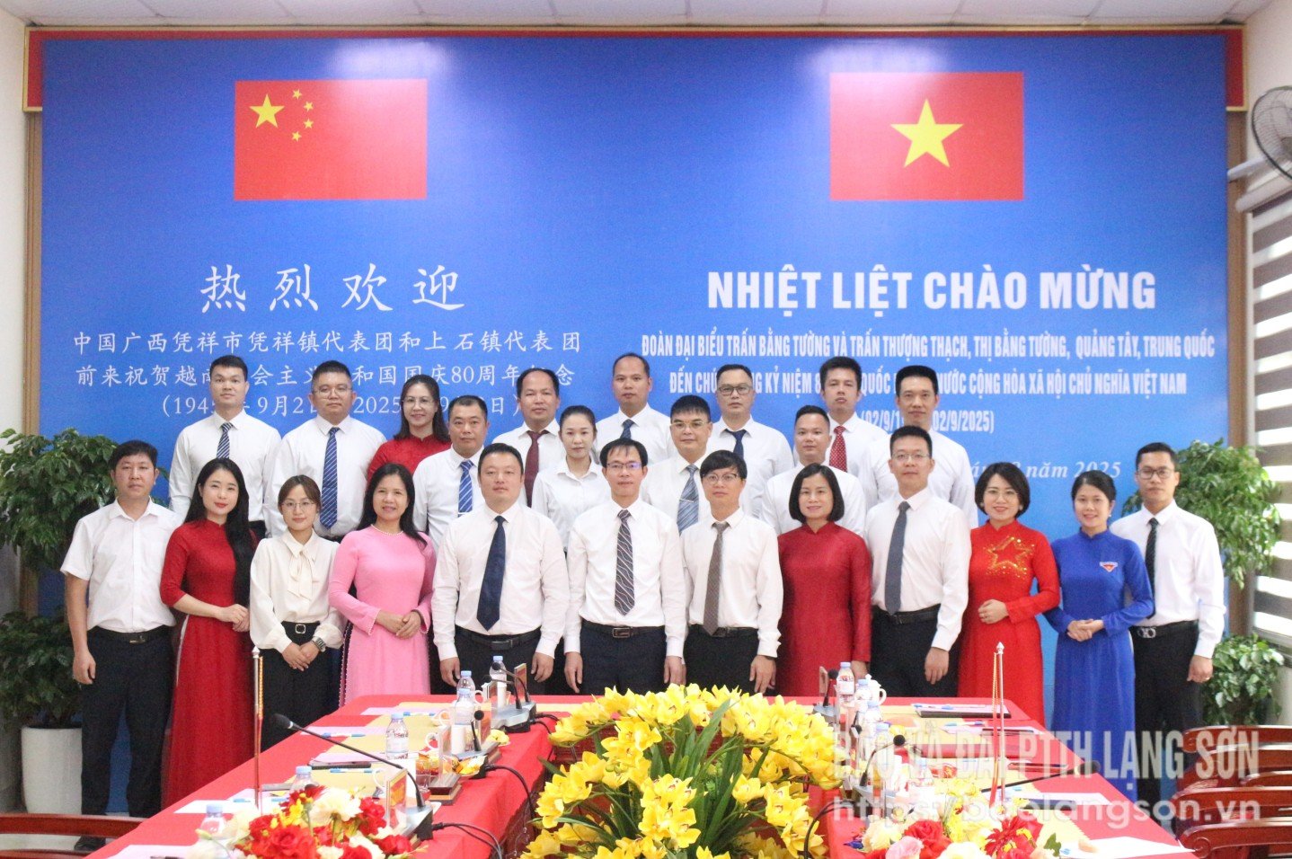 Các đại biểu tham gia chương trình chụp ảnh lưu niệm