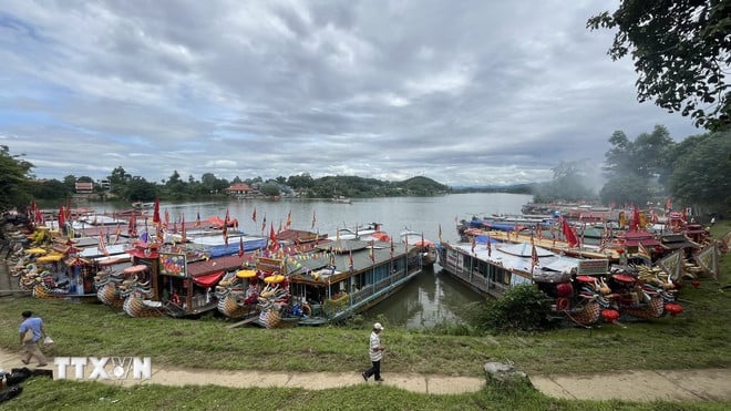 ttxvn-hue-hang-van-nguoi-hanh-huong-tham-gia-le-hoi-dien-hue3.jpg
