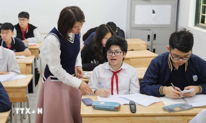 ผู้เข้าสอบทบทวนก่อนสอบ (ที่มา: VNA)