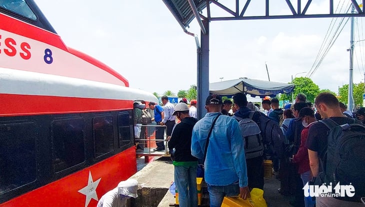 Ngày đầu nghỉ lễ Phú Quốc đã đón 22.400 lượt khách, quyết không để xảy ra ép giá - Ảnh 2.