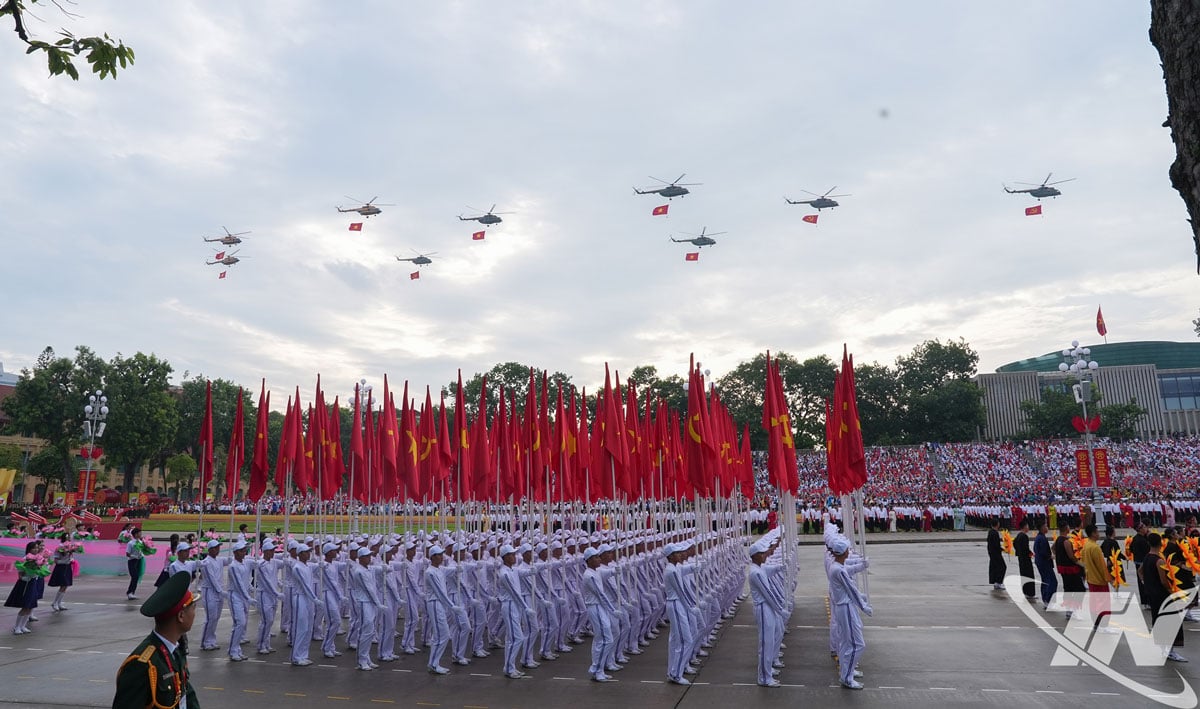 Khối hồng kỳ trình diễn tại buổi lễ.