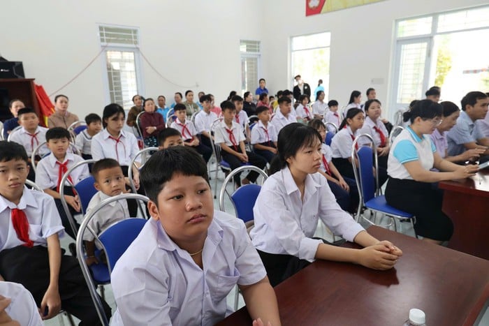 Khánh Hòa: Phụ nữ và trẻ mồ côi được tặng Báo Phụ nữ Việt Nam- Ảnh 5.