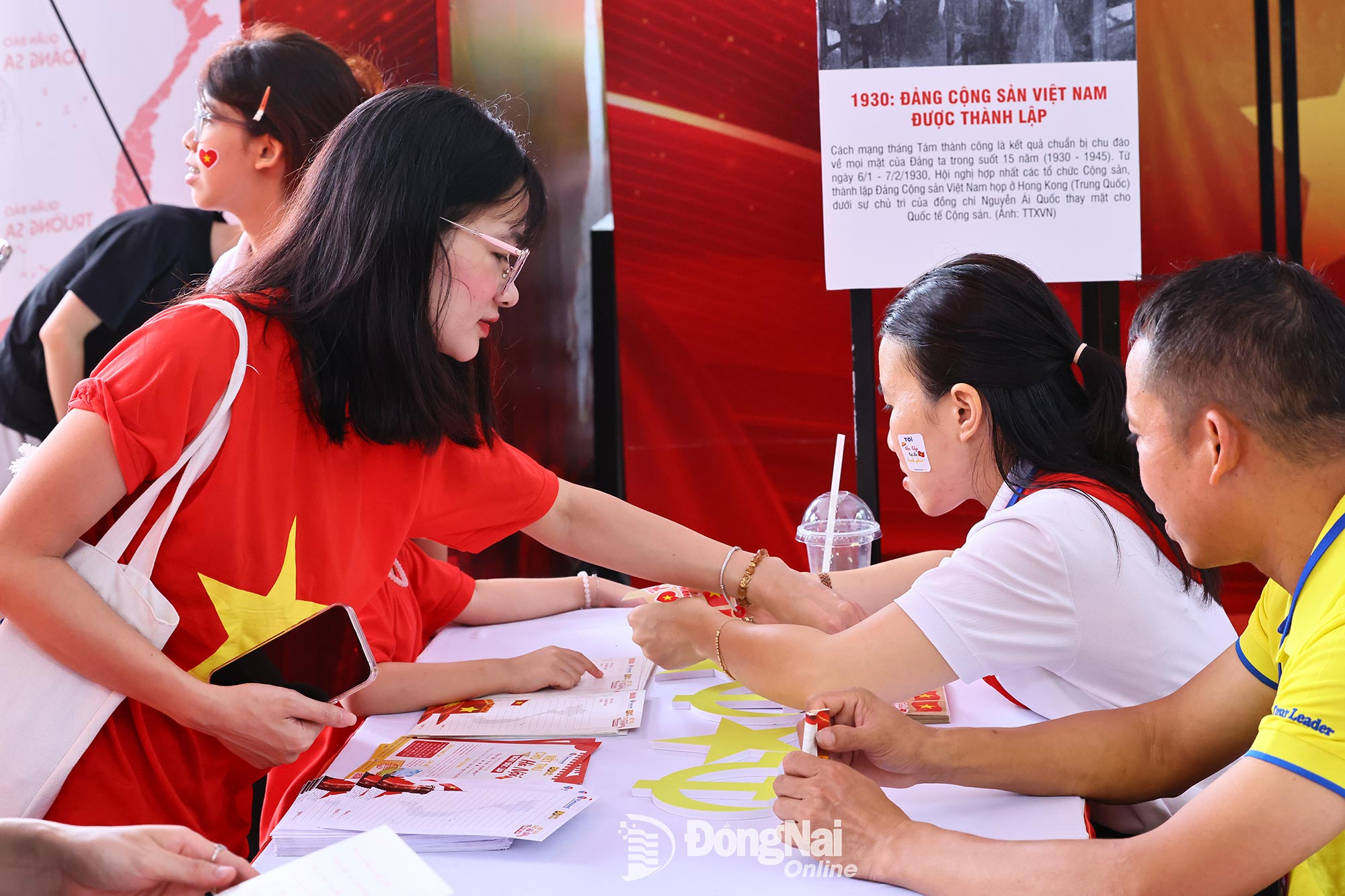 ในวันแรกที่ลุงโฮอ่านคำประกาศอิสรภาพ หนังสือพิมพ์หนานดานได้รับจดหมายจากผู้อ่านหลายร้อยฉบับที่เขียนถึงปิตุภูมิในวันประกาศอิสรภาพ ภาพ: กง เหงีย