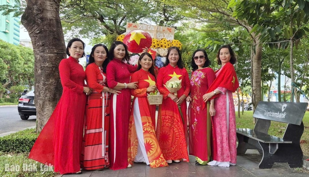 Dak Lak people eagerly welcome the festival, preparing costumes with national colors to take souvenir photos.