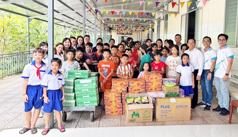 VSIP Cần Thơ cùng Ban Quản lý các khu chế xuất và công nghiệp Cần Thơ trao quà nhân dịp năm học mới