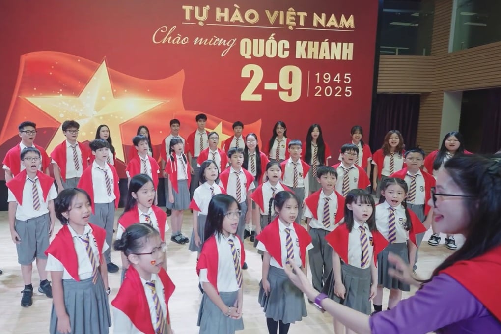Gần 400 học sinh, giáo viên hòa giọng hát Tiến quân ca - 1