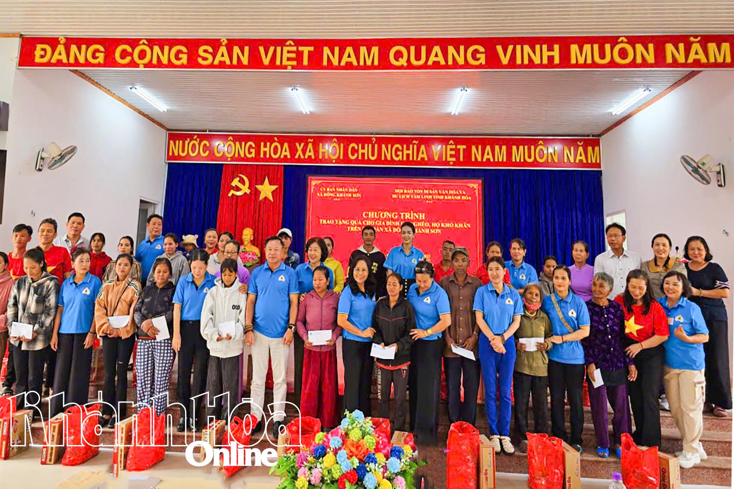 សមាគមអភិរក្សបេតិកភណ្ឌ វប្បធម៌ និងទេសចរណ៍ខេត្ត Khanh Hoa ជូនអំណោយដល់ប្រជាជនឃុំ Dong Khanh Son។