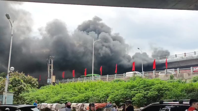Fire at parking lot at Vinh Tuy bridge foot, thick black smoke -0