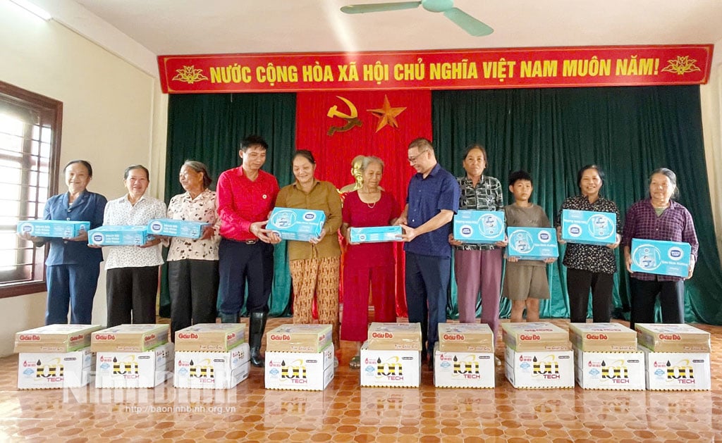 ថ្នាក់ដឹកនាំកាកបាទក្រហមខេត្ត អាជ្ញាធរមូលដ្ឋាន និងអ្នកឧបត្ថម្ភបាននាំយកអំណោយជូនគ្រួសាររងគ្រោះដោយទឹកជំនន់នៅឃុំយ៉ង់ម៉ាក់។