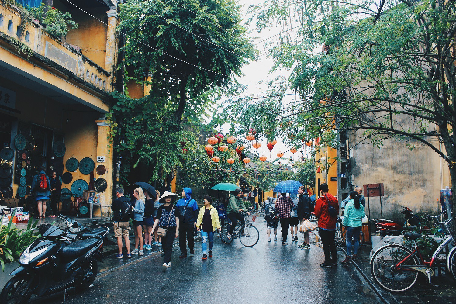 Vẫn biết Hội An đẹp, ai ngờ đẹp cả trong mưa! - Ảnh 10.