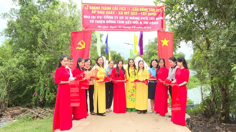 Chính quyền địa phương, nhà tài trợ thực hiện nghi thức cắt băng khánh thành cầu giao thông nông thôn Fico 11.