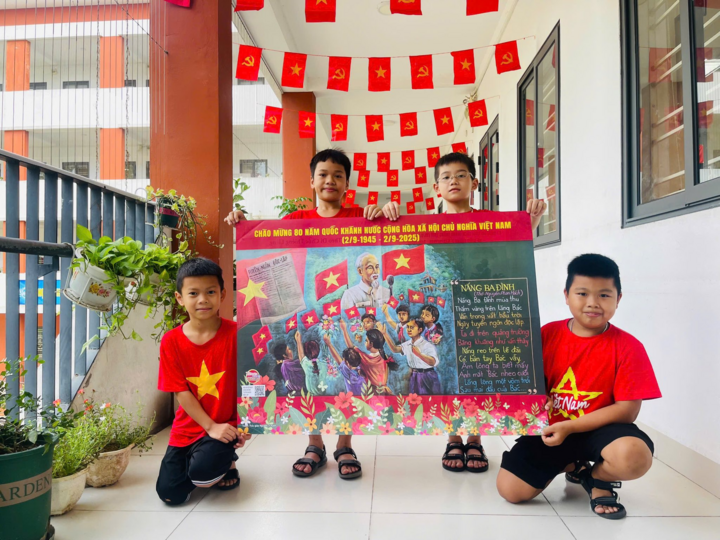 លោកគ្រូ អ្នកគ្រូ និងសិស្សានុសិស្សនៃសាលាបឋមសិក្សា Thanh Tri (ហាណូយ) ក៏បានរៀបចំសកម្មភាពមួយចំនួនដូចជា តុបតែងបន្ទប់រៀន គូររូប ... សកម្មភាពបង្កើតកន្លែងច្នៃប្រឌិត ជួយសិស្សអភិវឌ្ឍទេពកោសល្យ និងស្មារតីសាមគ្គីភាព ស្នេហាមាតុភូមិ និងទទួលបានការគាំទ្រយ៉ាងក្លៀវក្លាពីលោកគ្រូ អ្នកគ្រូ សិស្សានុសិស្ស និងមាតាបិតា។ (រូបថត៖ សាលា)