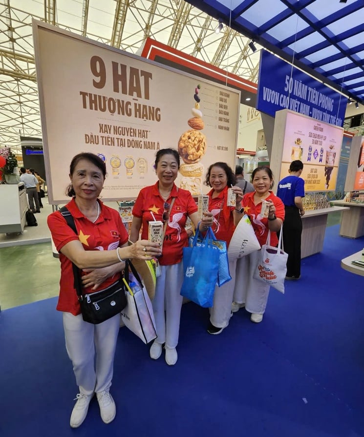 មនុស្សរីករាយនឹងបទពិសោធន៍នៃកន្លែងតាំងបង្ហាញរបស់ Vinamilk នៅឯការតាំងពិពណ៌នៃសមិទ្ធិផល 80 ឆ្នាំរបស់ប្រទេស - រូបថត 7 ។