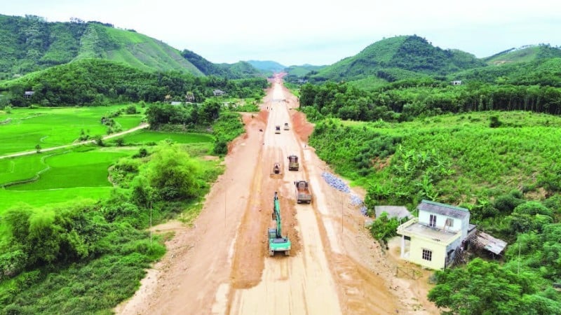 The Tuyen Quang-Ha Giang expressway is gradually taking shape.