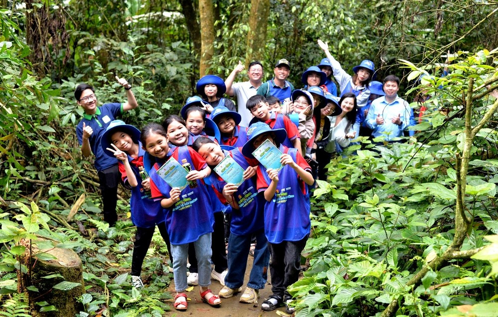 cac-em-hoc-sinh-tham-gia-chuong-trinh-mizuiku-duoc-trai-nghiem-thien-nhien-ben-ngoai-truong-hoc.jpg