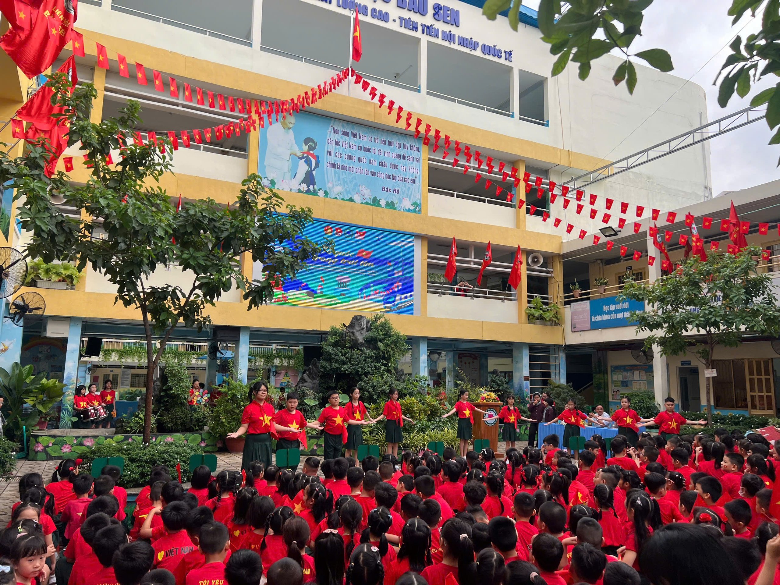 Trường học TP.HCM đỏ rực cờ Tổ quốc chào Quốc khánh 2.9 - Ảnh 12.