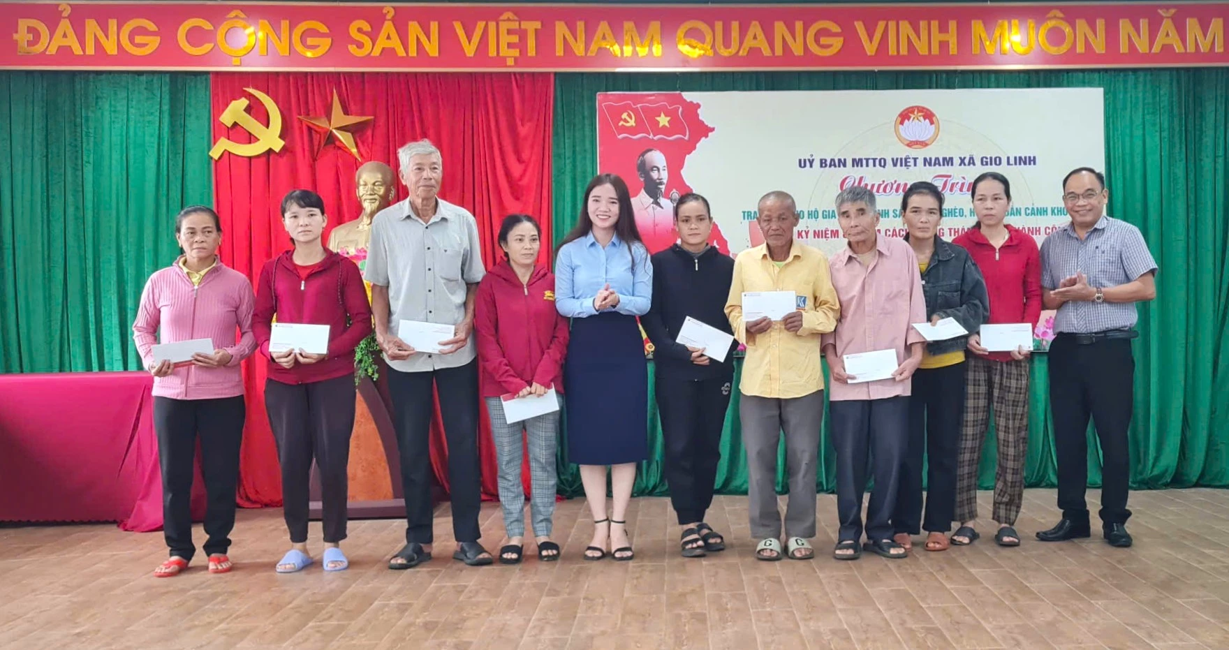 Lãnh đạo xã Gio Linh trao quà cho người dân - Ảnh: Tr.Tuyền