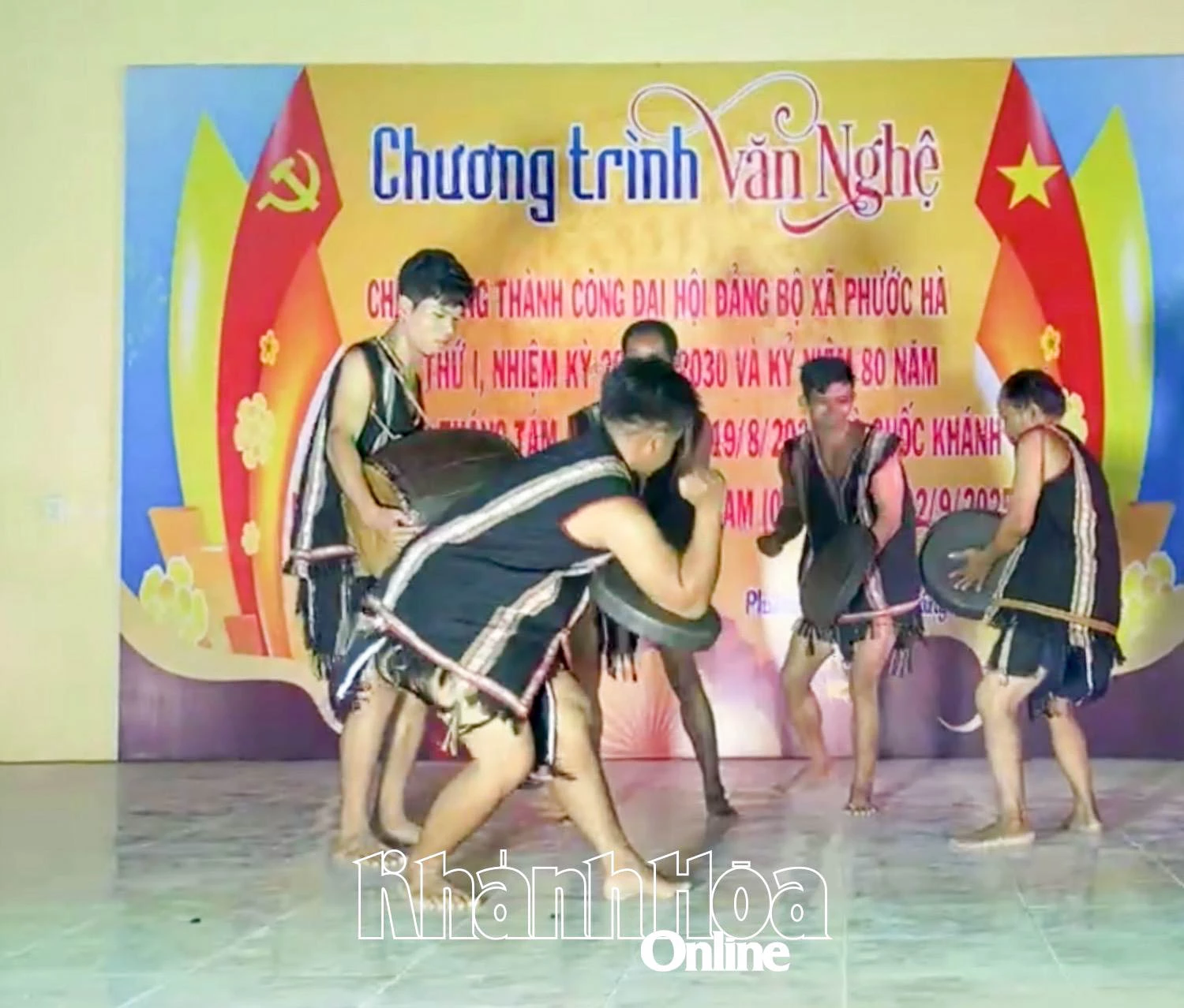 Tiết mục hoà tấu Mã la tại đêm văn nghệ.