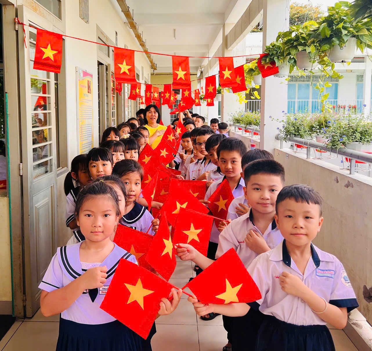 Trường học TP.HCM đỏ rực cờ Tổ quốc chào Quốc khánh 2.9 - Ảnh 7.