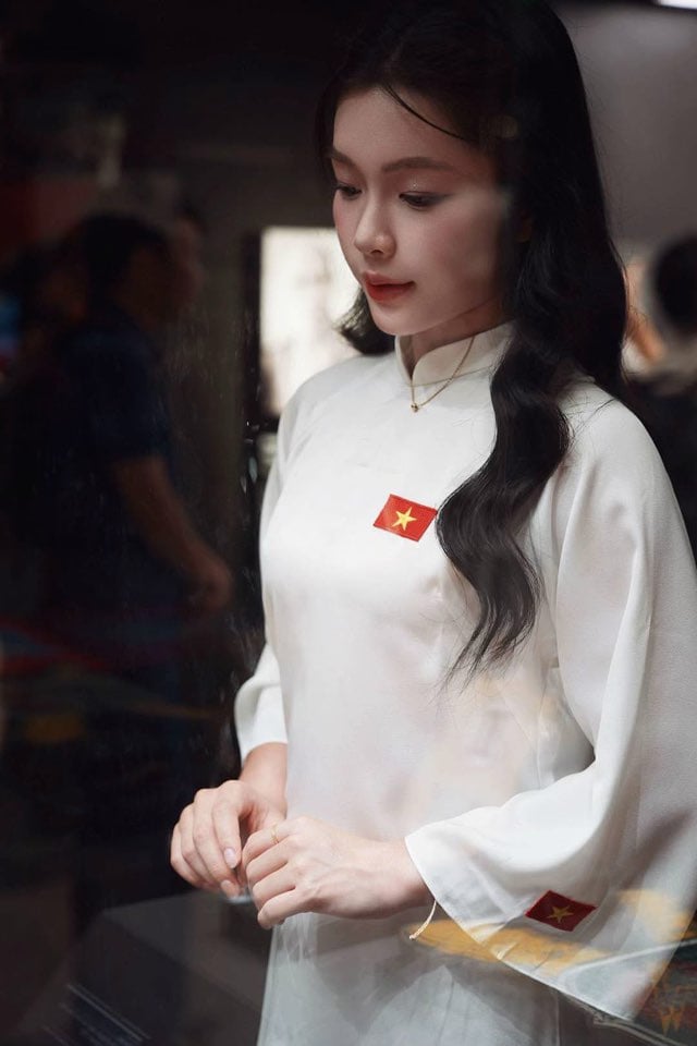 ‘Hot girl’ bóng chuyền Hà Kiều Vy gây thương nhớ với bộ ảnh mừng Quốc khánh - Ảnh 1.