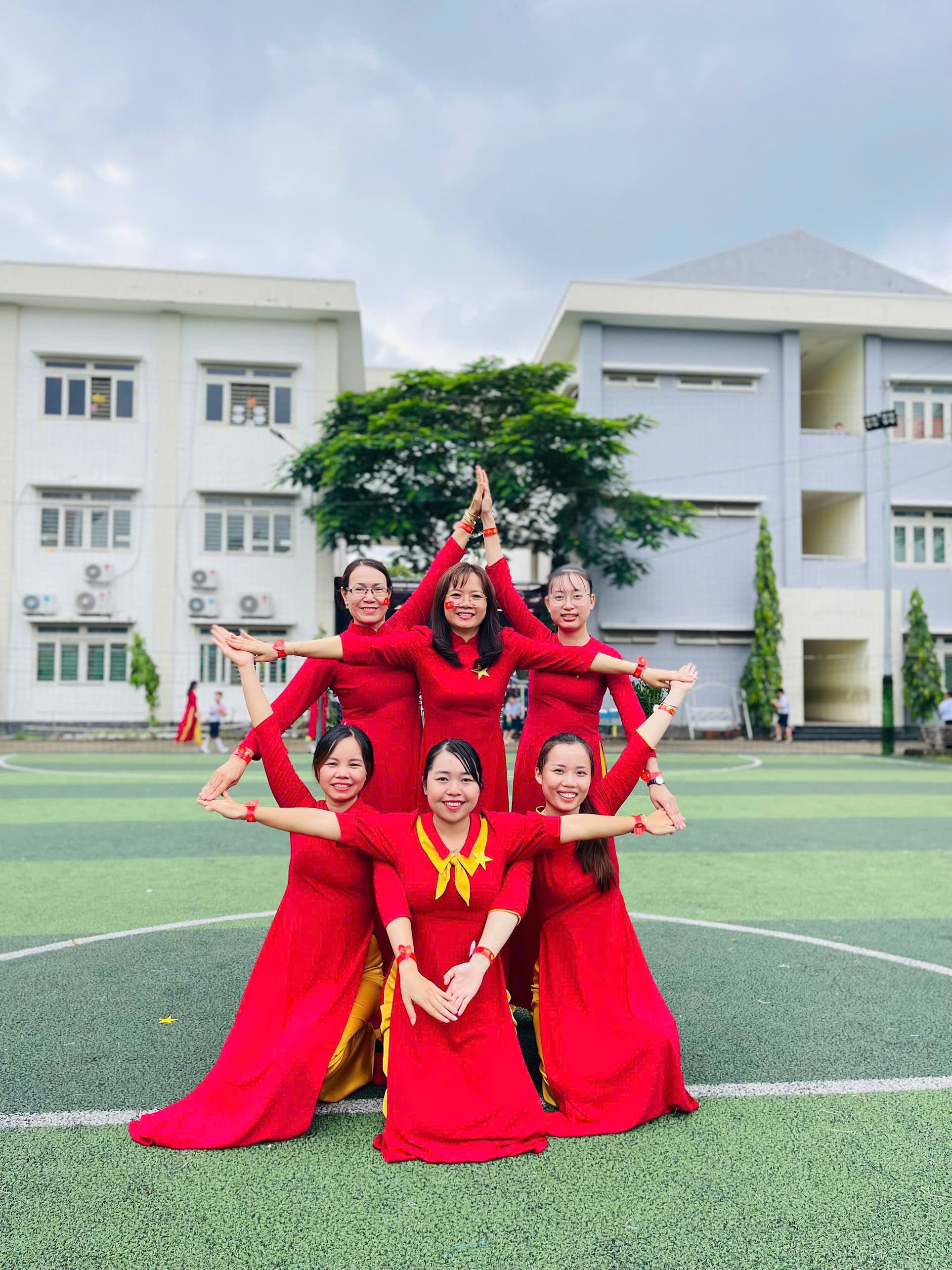 Trường học TP.HCM đỏ rực cờ Tổ quốc chào Quốc khánh 2.9 - Ảnh 9.