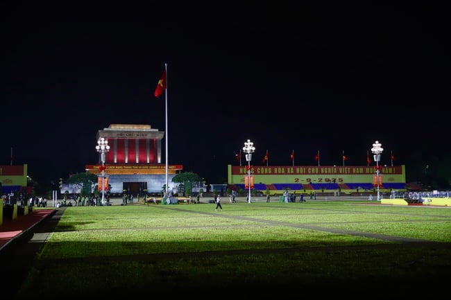 Người dân hào hứng xuyên đêm chờ Tổng duyệt Lễ diễu binh, diễu hành kỷ niệm 80 năm Cách mạng tháng Tám và Quốc khánh 2/9 - Ảnh 1.