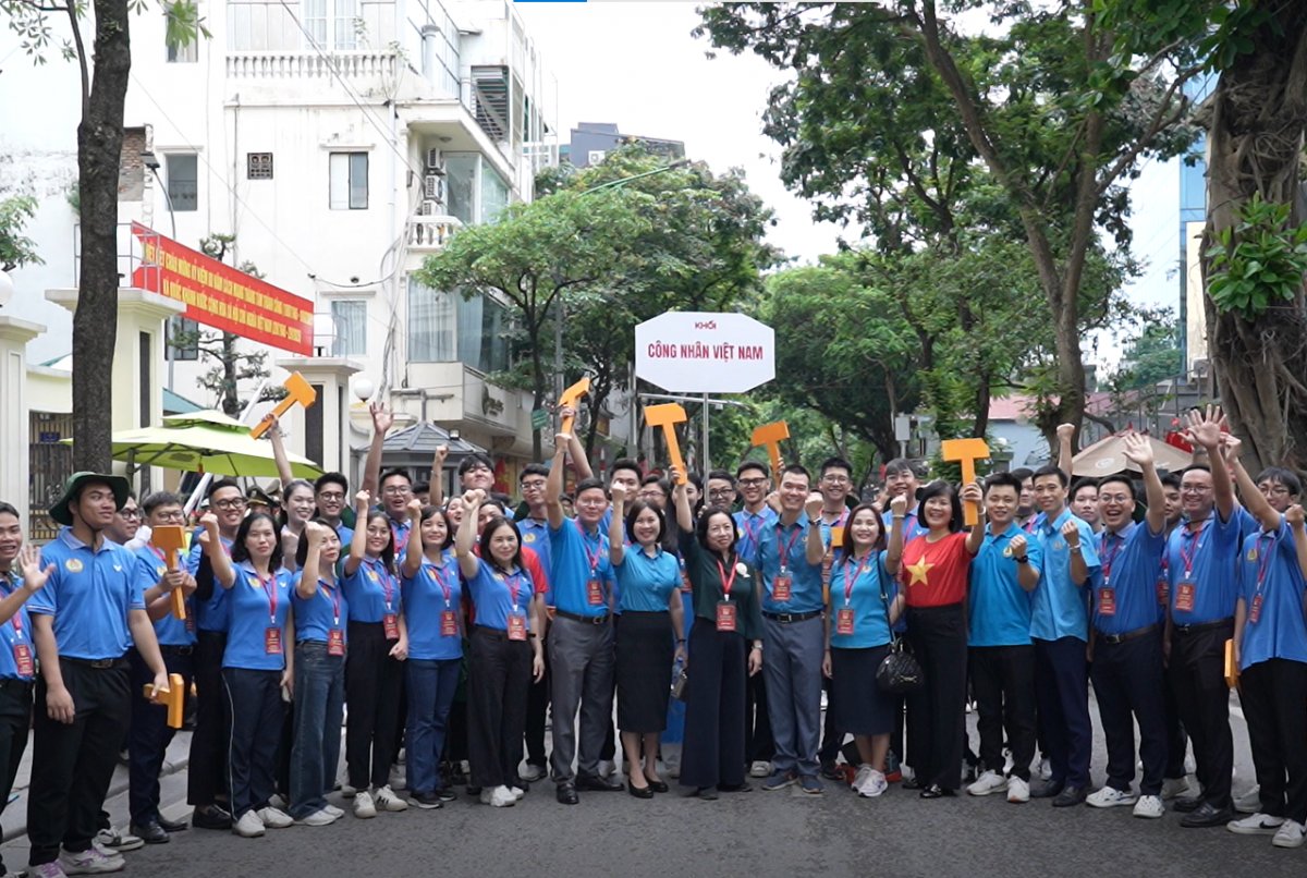 Đồng chí Thái Thu Xương - Phó Chủ tịch Thường trực Tổng LĐLĐ Việt Nam đến động viên Khối Công nhân Việt Nam trước giờ tổng hợp luyện tại Quảng trường Ba Đình. Ảnh: Hoàng Quân.
