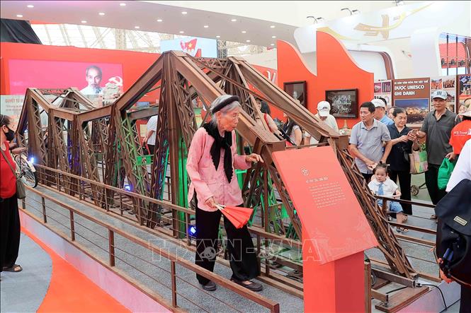 People experience the exhibition space of Hanoi city. Photo: An Dang/VNA