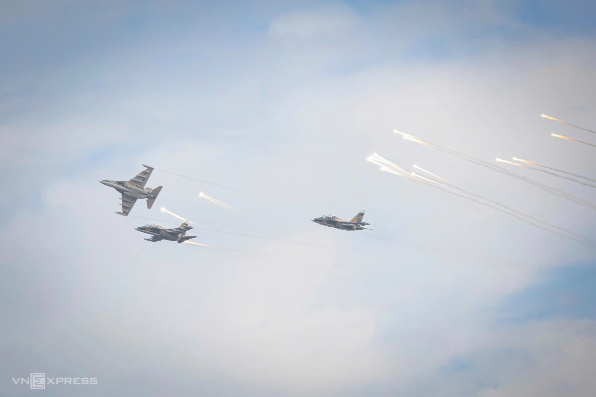 Biên đội Yak-130 phóng mồi bẫy nhiệt. Biên đội Yak-130 phóng mồi bẫy nhiệt.