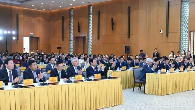 Thủ tướng Phạm Minh Chính, các đồng chí lãnh đạo Đảng, Nhà nước và các đại biểu tham dự Hội nghị.