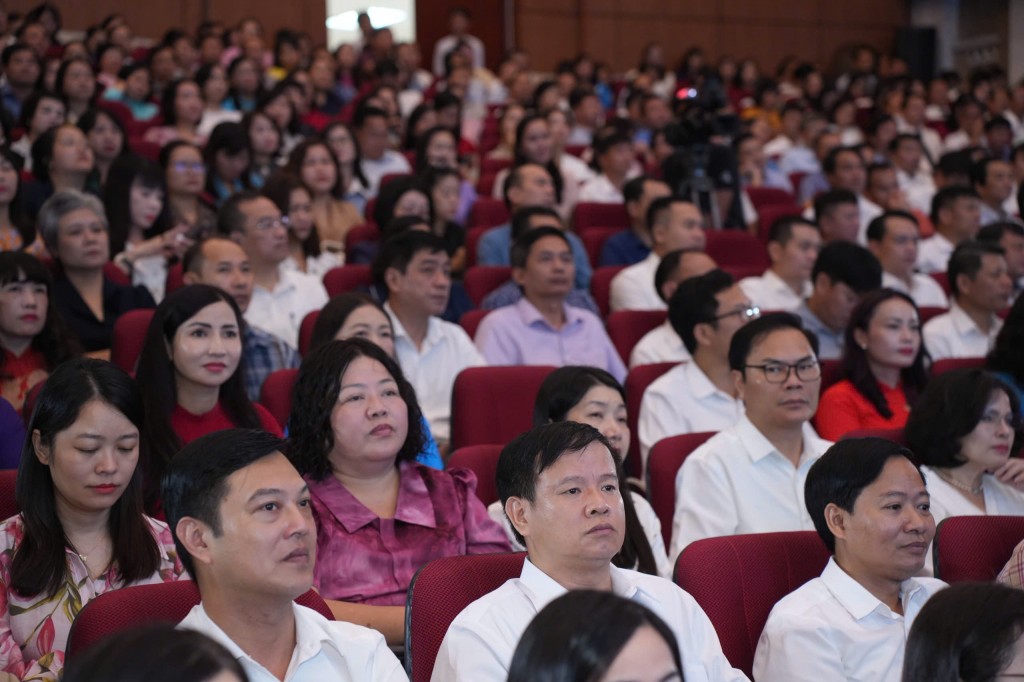 Đông đảo cán bộ, giáo viên cùng lãnh đạo 126 xã, phường tham dự hội nghị
