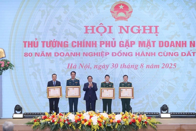 Tập đoàn Viettel đón nhận Huân chương Bảo vệ Tổ quốc hạng Nhất lần thứ hai- Ảnh 1.