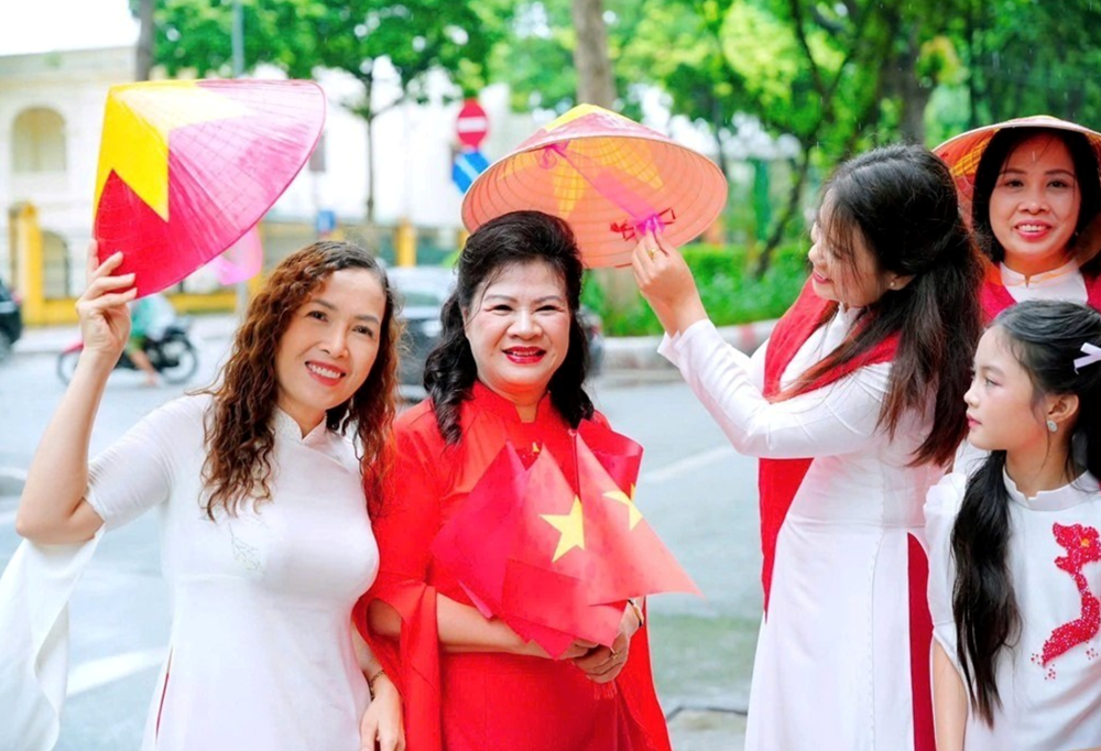 Traditionelles vietnamesisches Ao Dai begleitet Veranstaltungen zum Nationalfeiertag – Foto 1