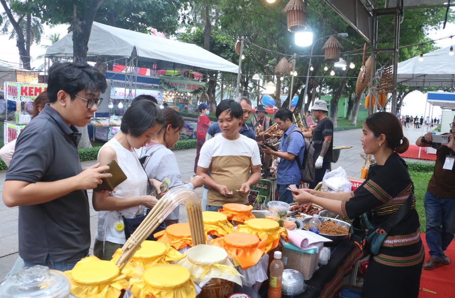 anh-le-minh-chinh-ngoai-cung-ben-trai-hung-thu-voi-mon-an-dac-san-com-lam-ga-nuong.jpg