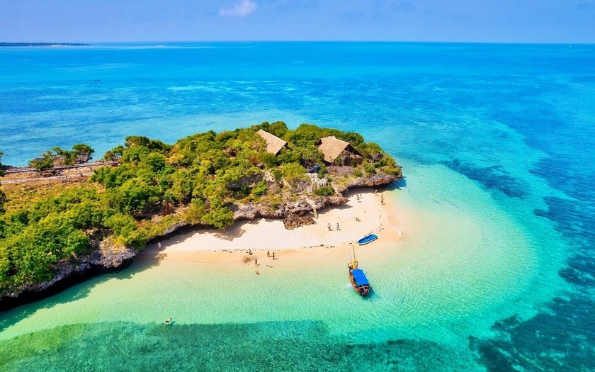 Một trong các điểm tham quan hàng đầu tại Pattaya, Thái Lan là đảo San Hô (Coral Island) với làn nước trong vắt và nhiều môn thể thao dưới nước như dù lượn, lặn với ống thở và mô tô nước.