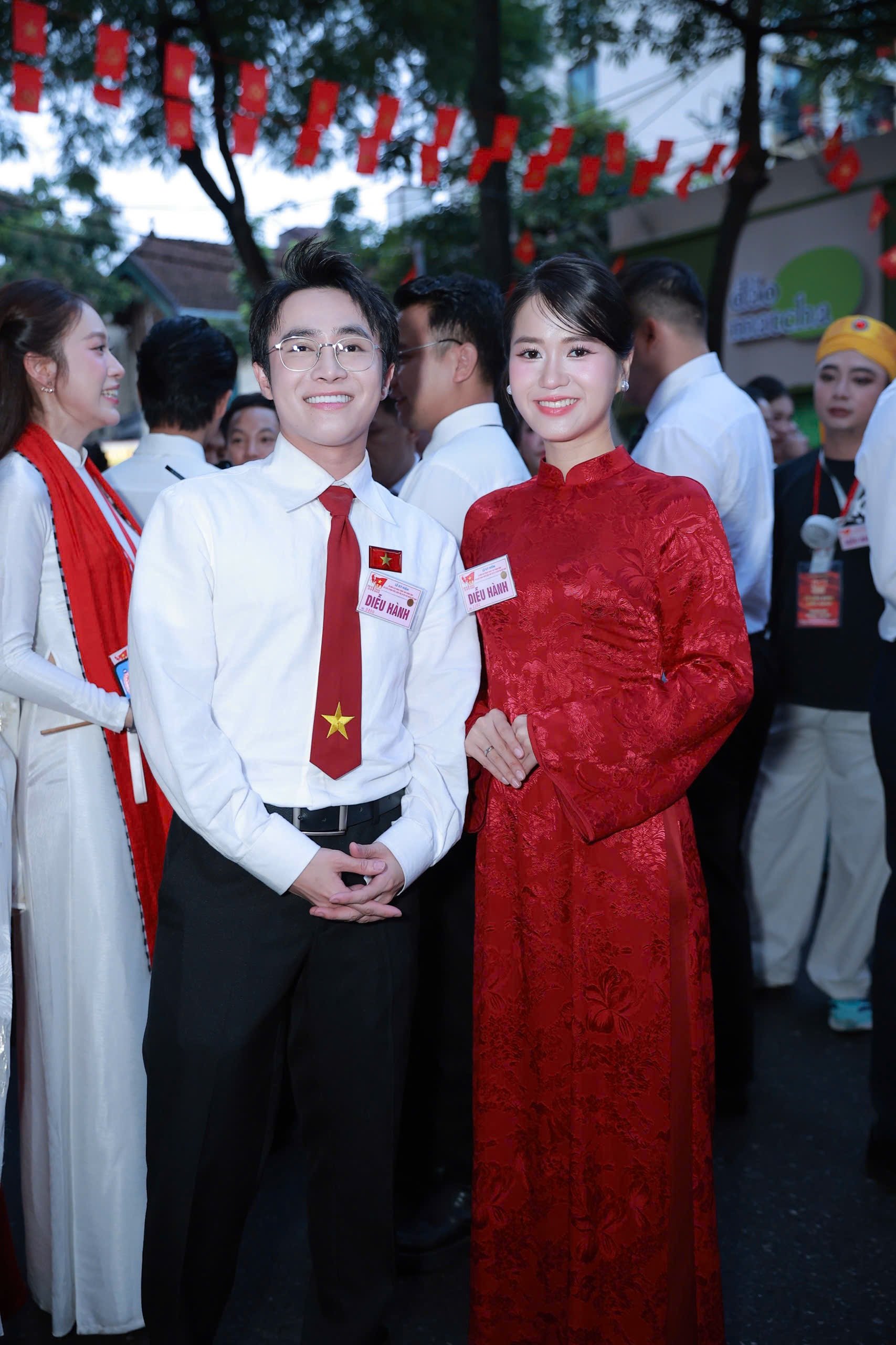 Lâm Vỹ Dạ để chồng ở nhà chăm con, ra Hà Nội tham gia diễu hành A80 - 5