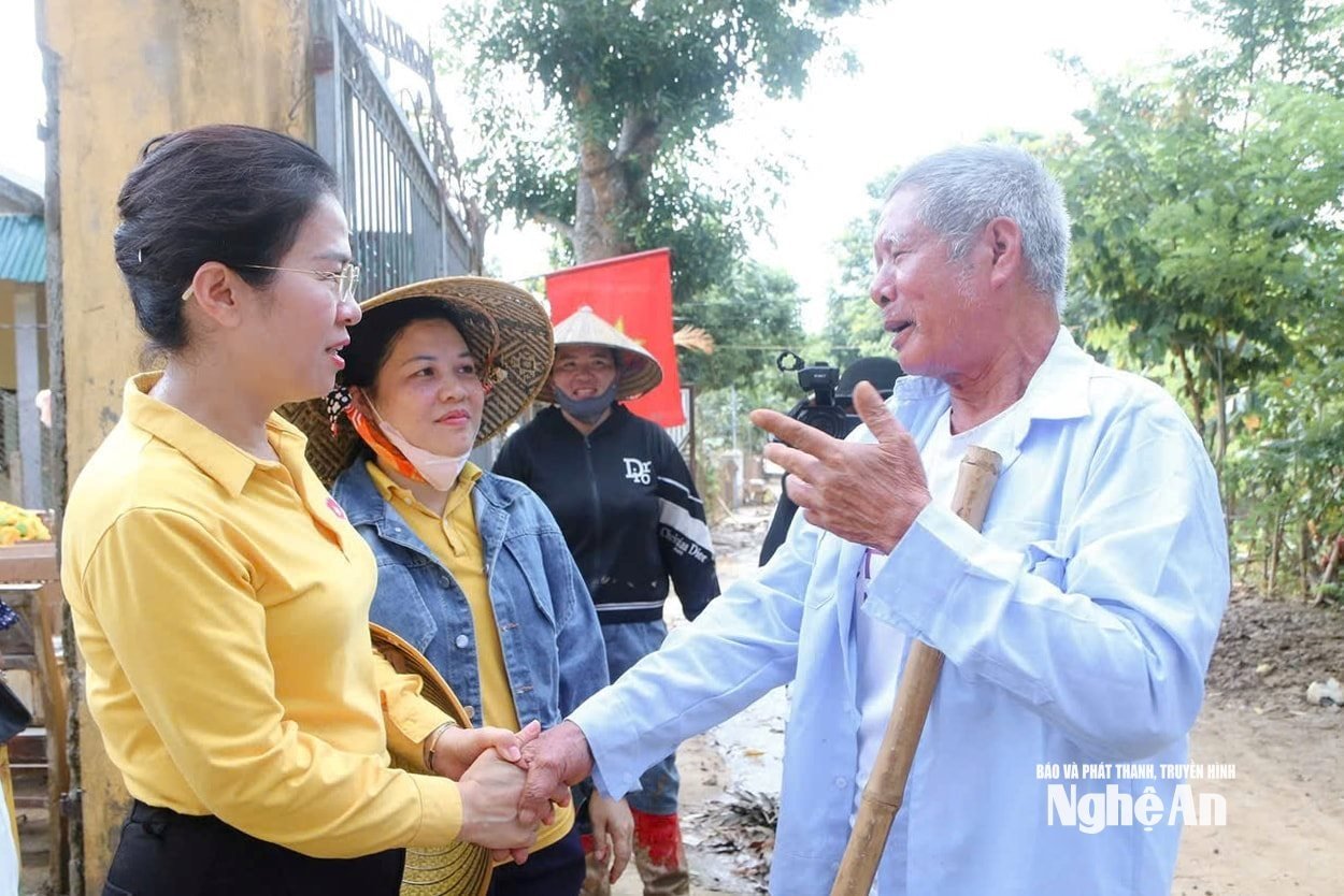 bna_dong-chi-vo-thi-minh-sinh-tham-hoi-dong-vien-nguoi-dan-xa-tuong-duong-bi-anh-huong-mua-lu.-anh-mai-hoa.jpg