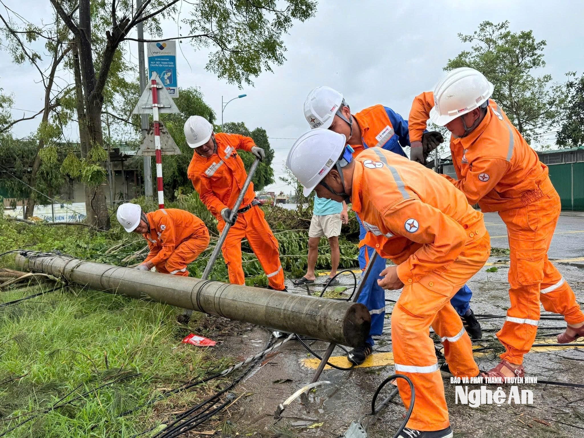 Lực lượng Đội xung kích của các Công ty Điện lực phía Bắc nỗ lực hỗ trợ khắc phục lưới điện tỉnh Nghệ An sau bão