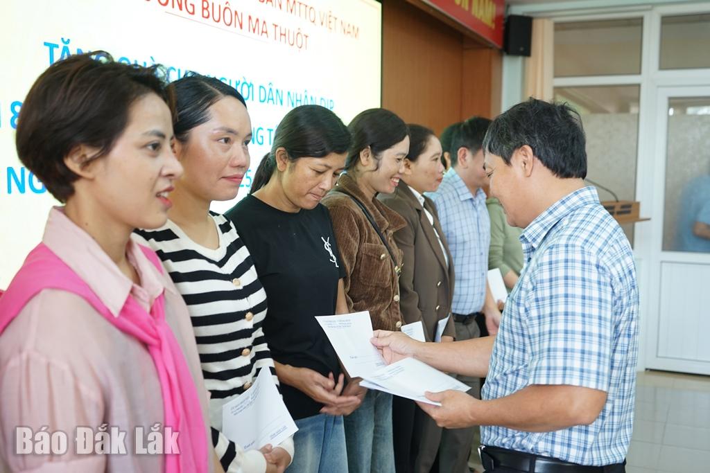 M. Nguyen Ngoc Lan, vice-président du comité populaire du quartier de Buon Ma Thuot, a offert des cadeaux de l'État à la population.