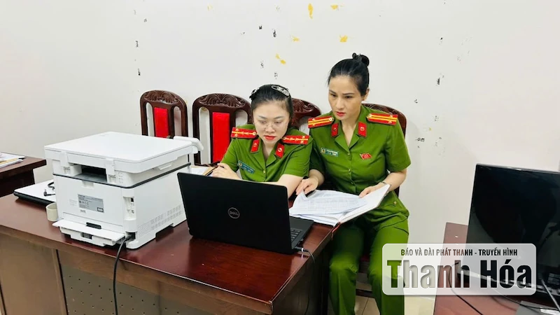 Die Polizei von Thanh Hoa unterstützt die Menschen bei der Entgegennahme von Geschenken anlässlich des 80. Jahrestages der Augustrevolution und des Nationalfeiertags am 2. September