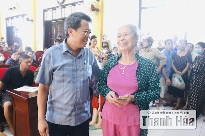Gambar pertama warga di komune Hoang Loc yang menerima hadiah Hari Kemerdekaan