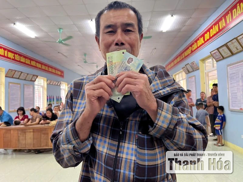 Warga di komune perbatasan Na Meo dengan gembira menerima hadiah istimewa di Hari Kemerdekaan