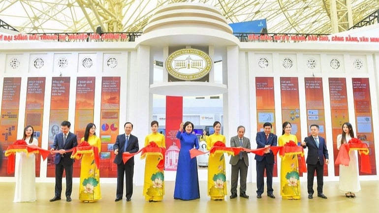 hong-doc-nhnn-nguyen-thi-hong-cung-cac-dong-chi-pho-thong-doc-nhnn-dai-dien-lanh-dao-ngan-hang-thuong-mai-cat-bang-khai-mac-gian-trien-lam-cua-nganh-ngan-hang-2834-4678.jpg