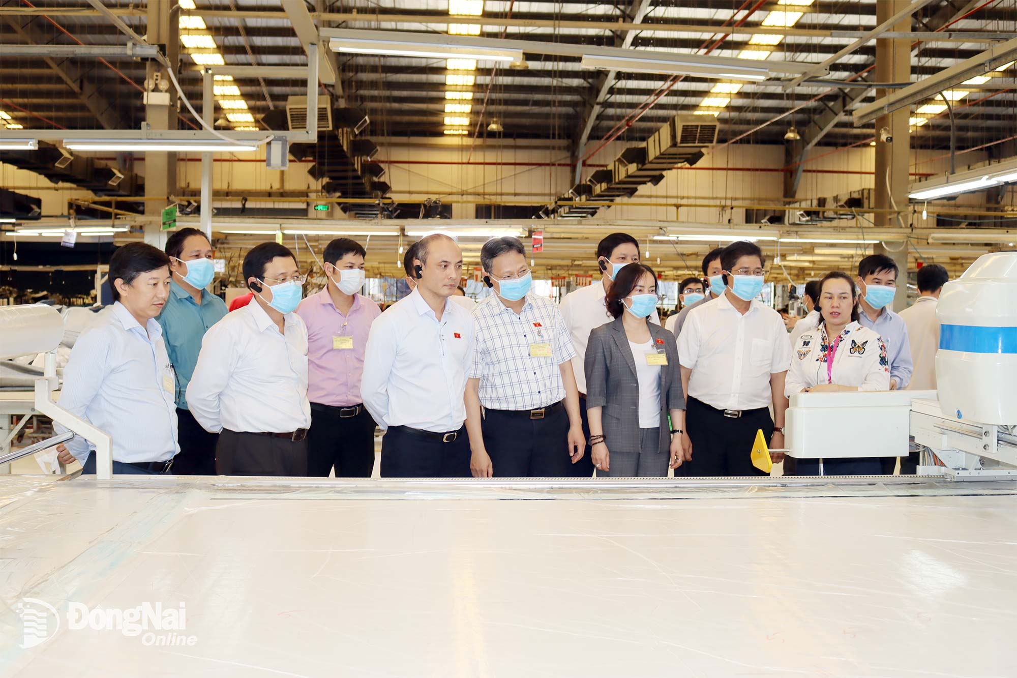 Die Überwachungsdelegation der Nationalversammlung besuchte ein Unternehmen im Amata-Industriepark im Bezirk Long Binh in der Provinz Dong Nai. Foto: Hoang Loc