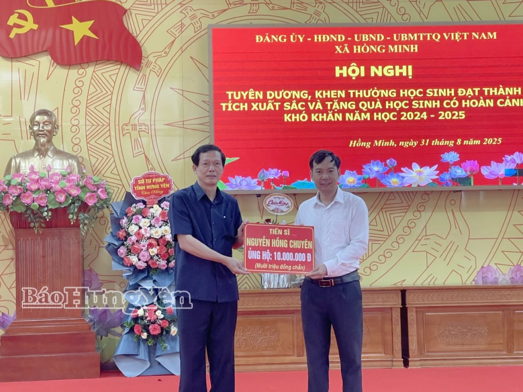 Dr. Nguyen Hong Chuyen, former member of the Standing Committee, former Head of the Propaganda Department of the Thai Binh Provincial Party Committee (old) donated 10 million VND to the Hong Minh commune education promotion fund.