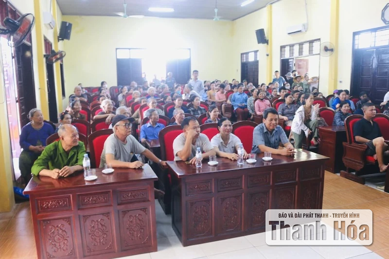 Gambar pertama warga di komune Hoang Loc yang menerima hadiah Hari Kemerdekaan