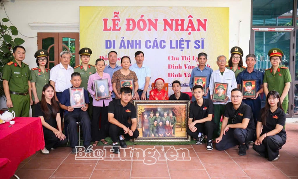 Übergabe eines Porträts einer Märtyrerin an die vietnamesische Heldenmutter Do Thi Ke (sitzend in der Mitte) in der Gemeinde Nguyen Van Linh.