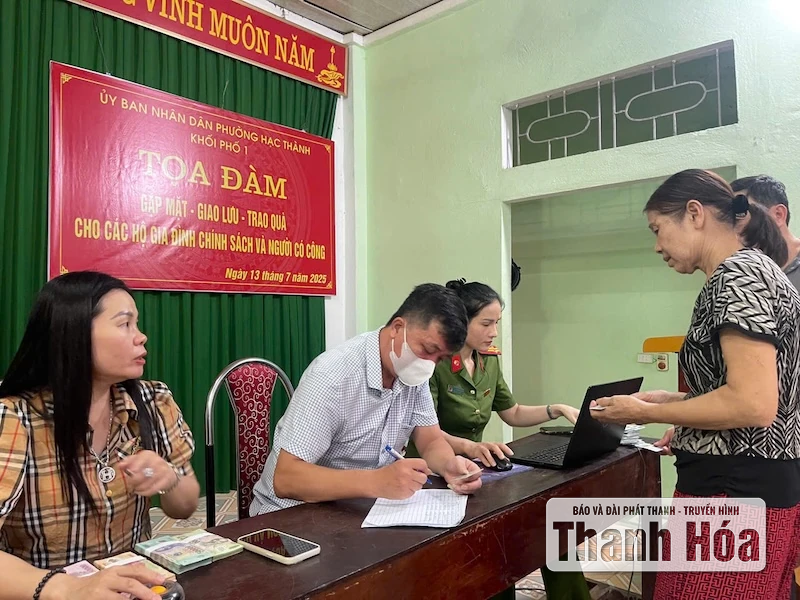 Die Polizei von Thanh Hoa unterstützt die Menschen bei der Entgegennahme von Geschenken anlässlich des 80. Jahrestages der Augustrevolution und des Nationalfeiertags am 2. September