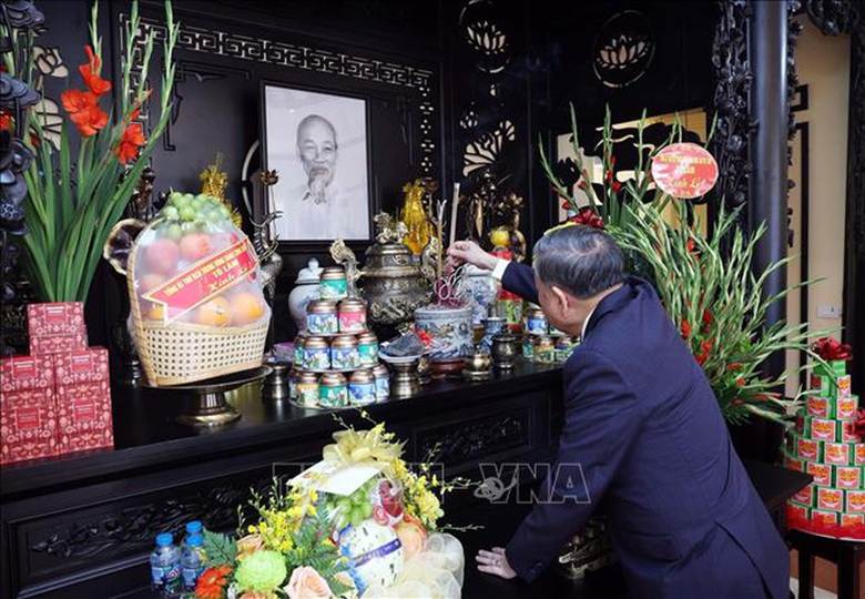 Sekretaris Jenderal To Lam mempersembahkan dupa kepada Presiden Ho Chi Minh di Relik Rumah No. 48 Hang Ngang - Foto: VNA